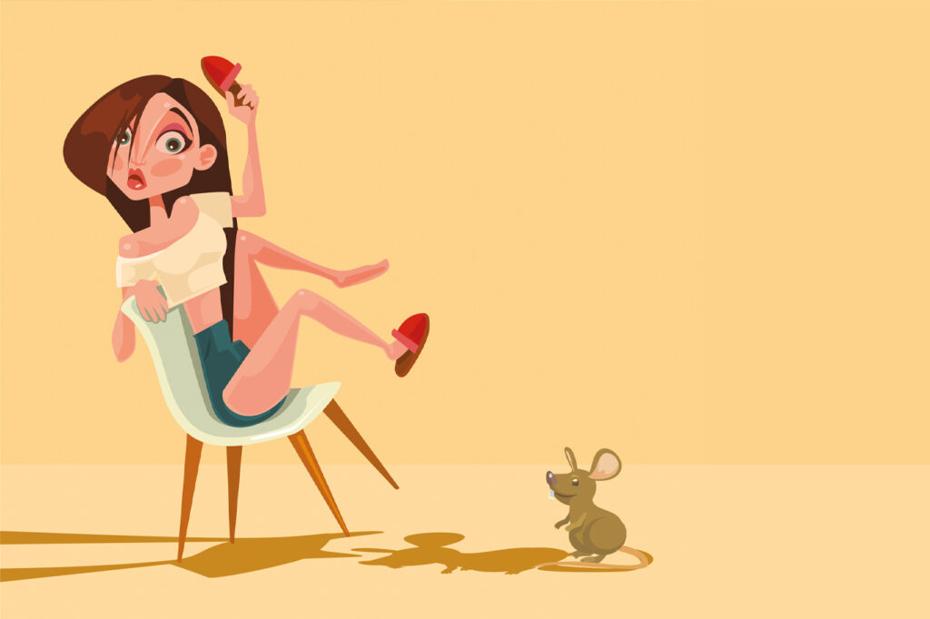Vignetta di una donna seduta su una sedia con in mano una scarpa con il tacco ed i piedi sollevati da terra visibilmente terrorizzata per la presenza di un topolino nella stanza