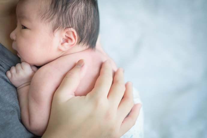 Immagine di un neonato tenuto in braccio e coccolato